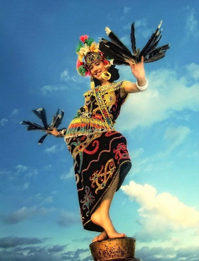 Người Dayak tôn thờ hình tượng rồng và chim thần, hai linh vật trong truyền thuyết về sự ra đời của dân tộc Dayak.