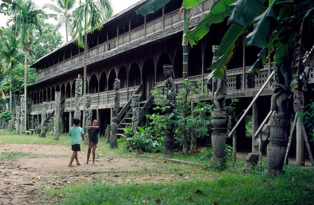 Người Dayak sinh sống trong những căn nhà sàn như người Ê Đê ở Việt Nam