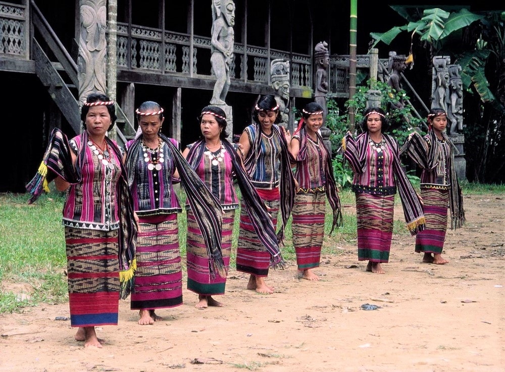 Phụ nữ Dayak ở Đảo Borneo biểu diễn dân ca, dân vũ