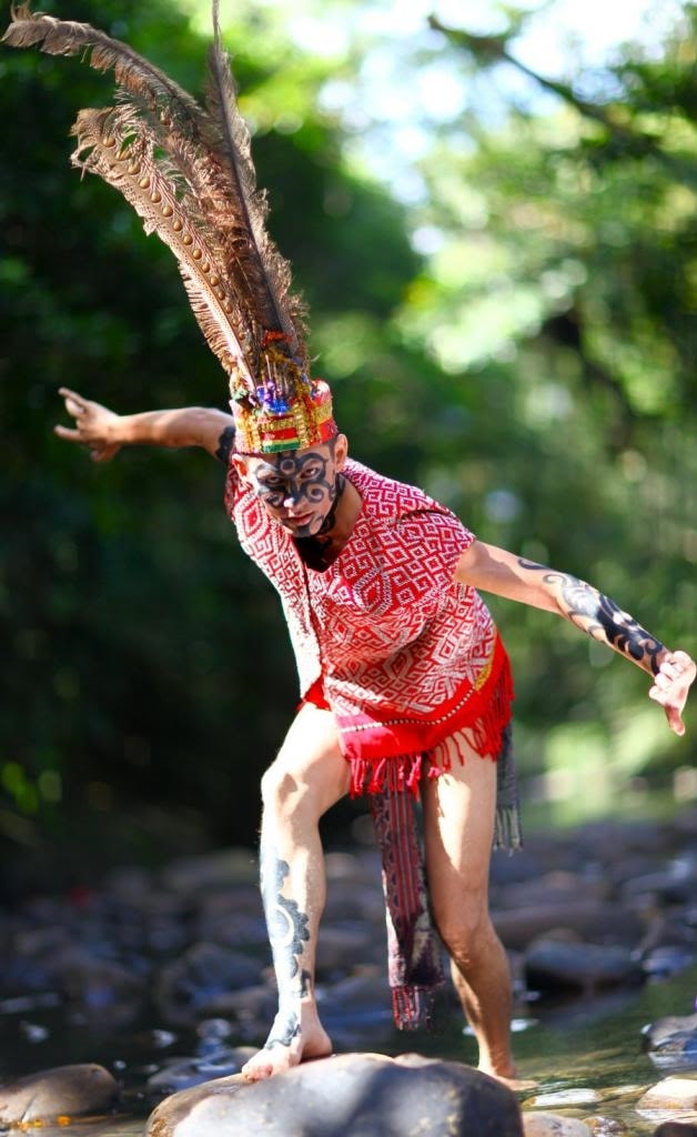 Người Dayak với chiếc mũ lông chim