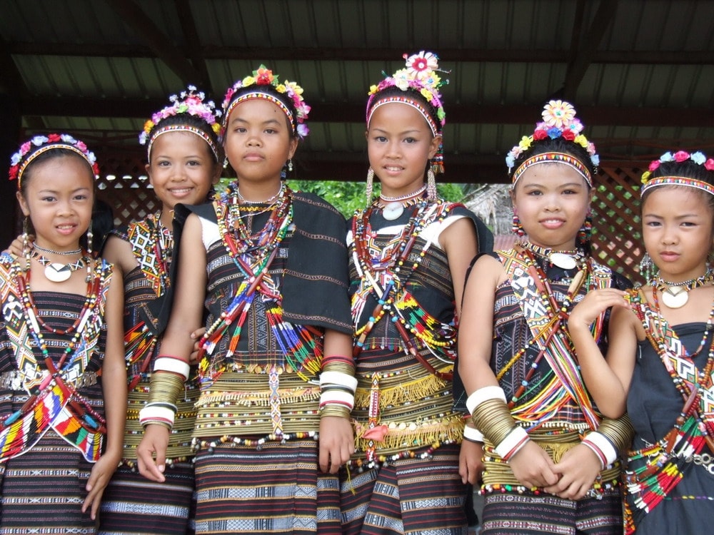 Trang phục của người Dayka là những bộ váy làm từ thổ cẩm, được trang hoàng bằng những hoa văn rực rỡ