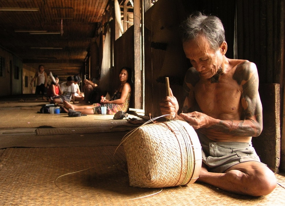 Người Dayak cũng có nghề thủ công đan lát