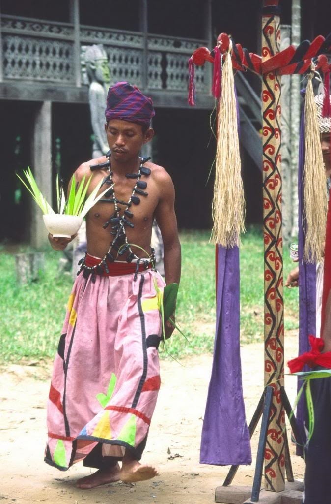 Người Dayak cũng có tục dựng cây nêu như người Việt cổ