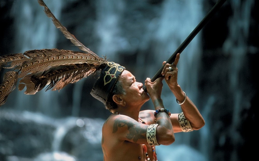 Người Dayak quan niệm, hình xăm thể hiện mối liên hệ với các linh hồn, thần linh hoặc tổ tiên và nhằm xua đuổi bệnh tật, tai họa,