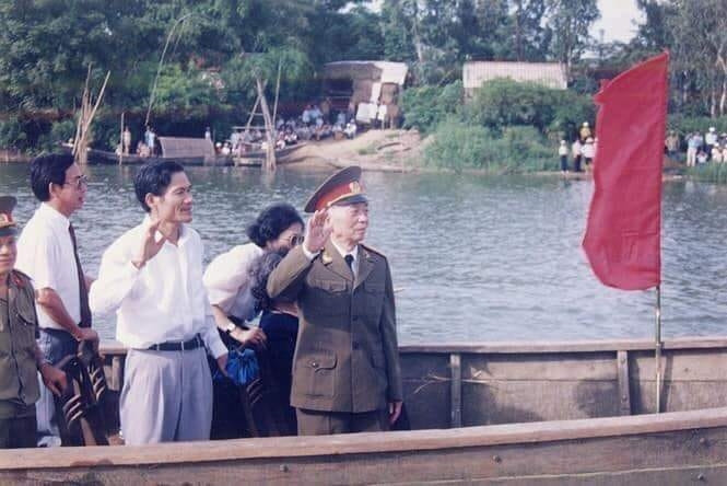 Đại tướng với dòng Kiến Giang khi về thăm quê Đại tướng với dòng Kiến Giang khi về thăm quê