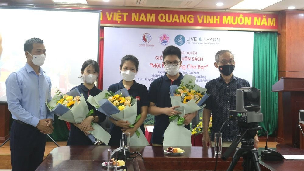Nhóm tác giả cuốn sách “Một màu rừng cho bạn”