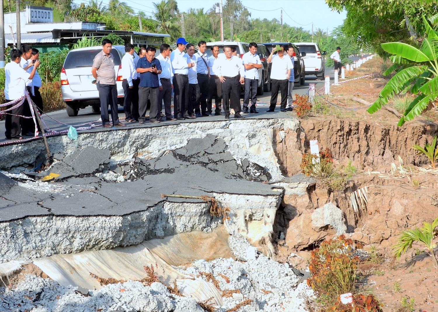 Việc phân cấp công bố tình huống khẩn cấp về thiên tai sẽ giúp địa phương chủ động ứng phó. (Trong ảnh: Tình trạng sạt lở, sụt lún đường giao thông do hạn hán ở Cà Mau thường xuyên xảy ra)