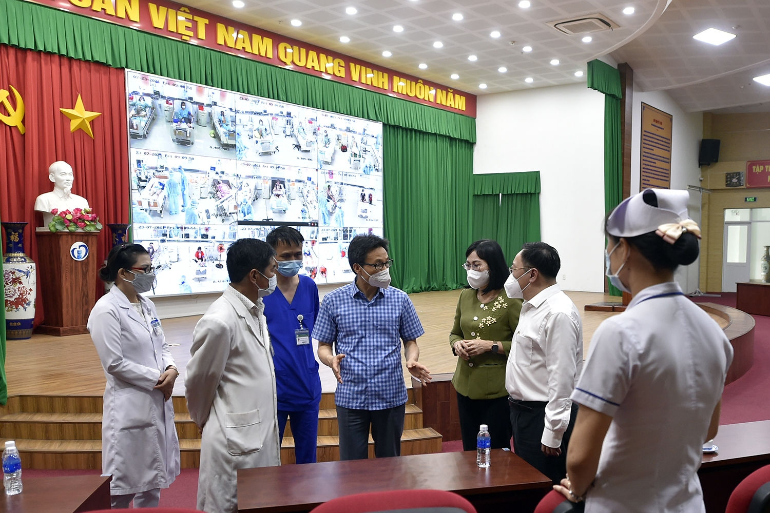 Phó Thủ tướng Vũ Đức Đam trao đổi với lãnh đạo Bệnh viện đa khoa Thống Nhất, hiện vừa điều trị cho bệnh nhân COVID-19, vừa khám chữa bệnh thông thường cho người dân - Ảnh: VGP/Đình Nam
