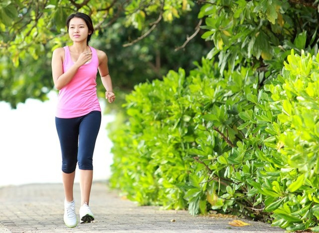 Đi bộ là một trong những cách giúp giảm cân hiệu quả. Ảnh minh hoạ