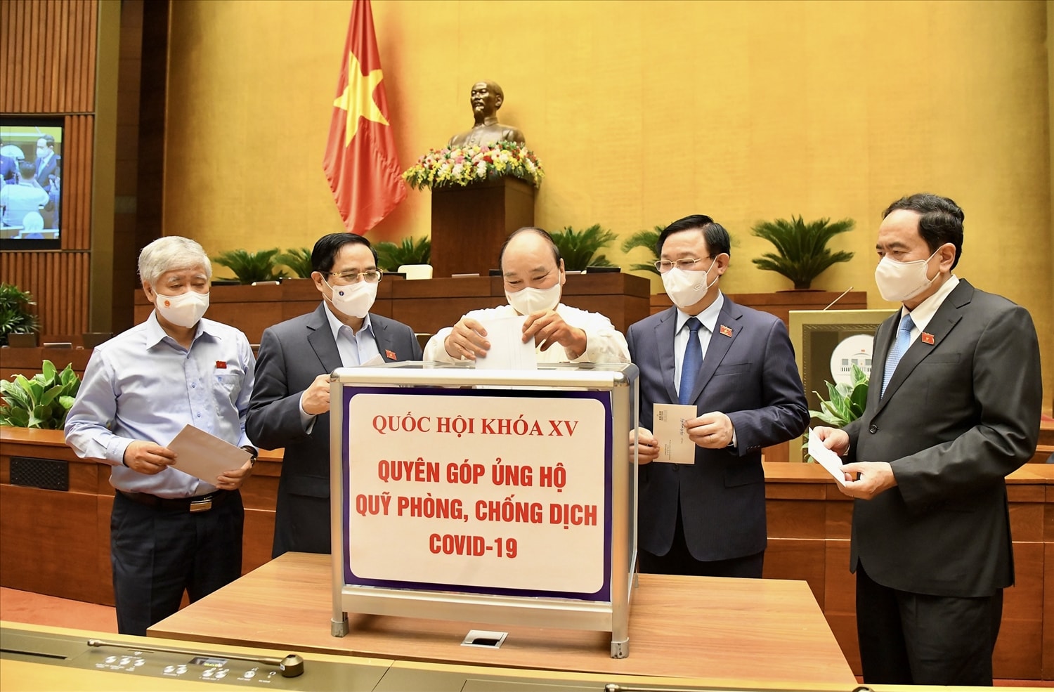 Các đồng chí Lãnh đạo Đảng, Quốc hội, Chính phủ, Mặt trận Tổ quốc Việt Nam ủng hộ Quỹ vắc xin phòng, chống Covid -19 tại Hội trường Quốc hội Các đồng chí Lãnh đạo Đảng, Quốc hội, Chính phủ, Mặt trận Tổ quốc Việt Nam ủng hộ Quỹ vắc xin phòng, chống Covid -19 tại Hội trường Quốc hội