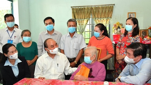 Chủ tịch nước Nguyễn Xuân Phúc thăm Mẹ Việt Nam Anh hùng Huỳnh Thị Sè. Ảnh: VD