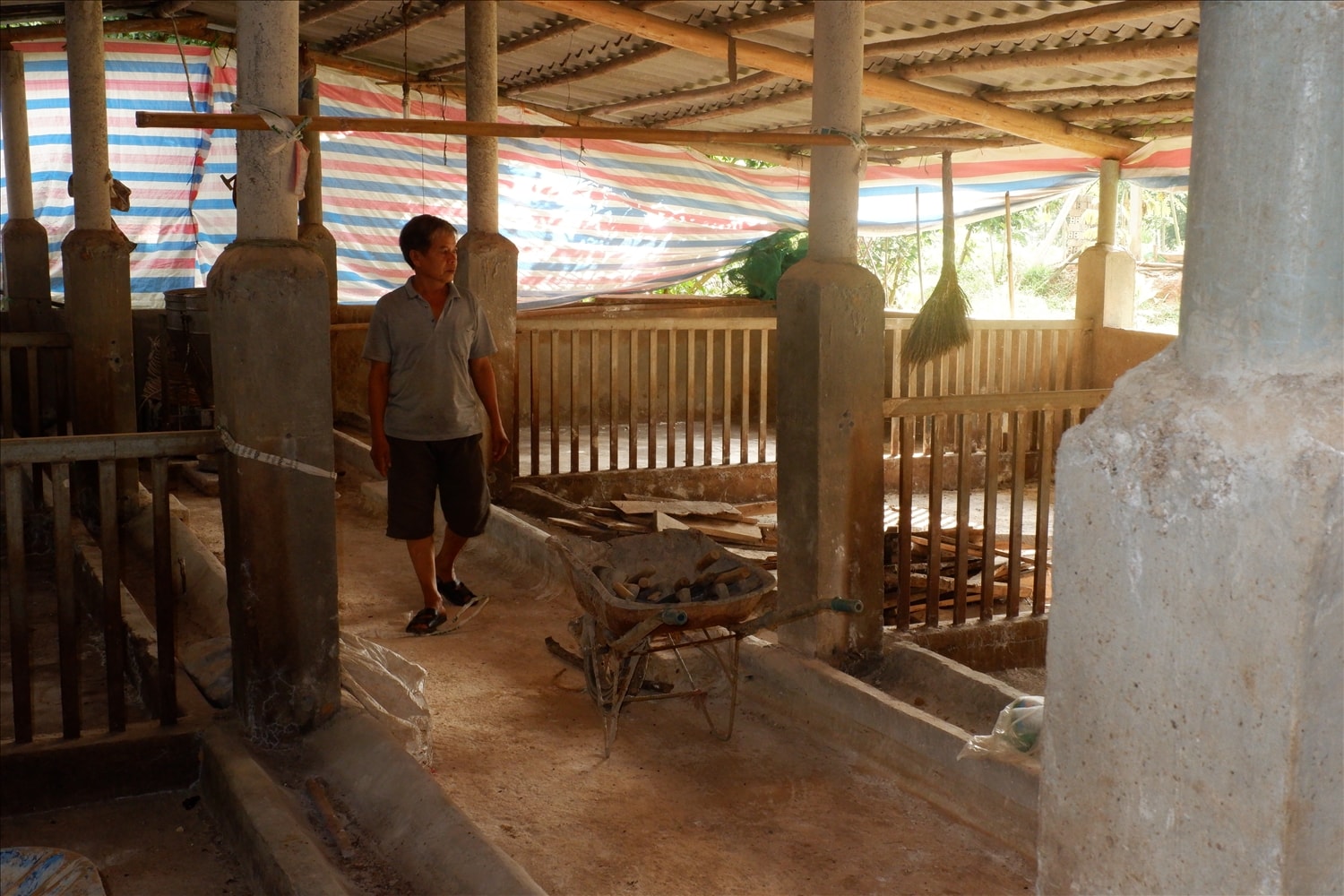 Ông Đặng Văn Tiếp bên chuồng trại vẫn để không của mình Ông Đặng Văn Tiếp bên chuồng trại vẫn để không của mình