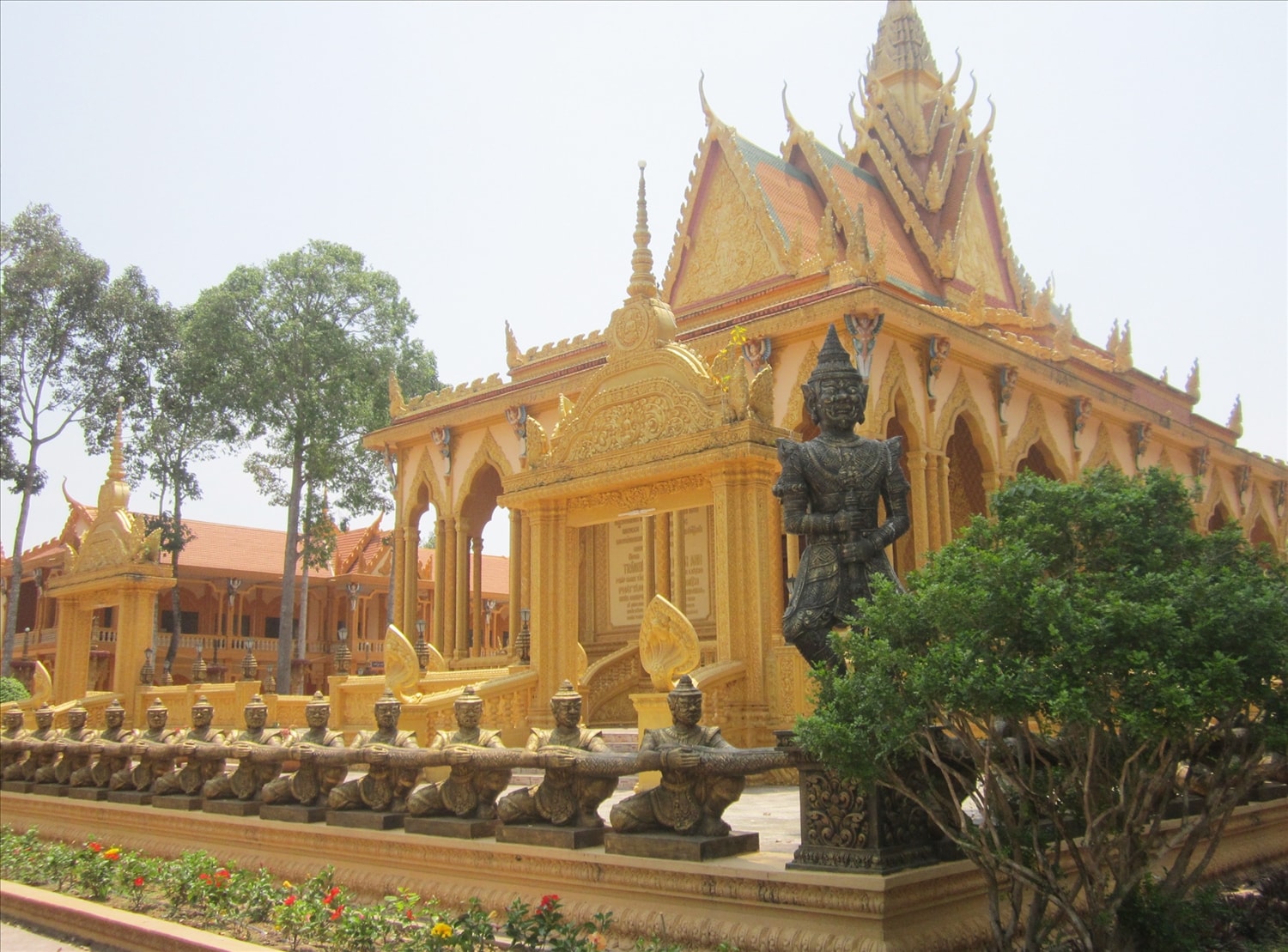 Sự hiện diện của Chằn trước chùa Vàm Ray ở ấp Vàm Ray, xã Hàm Tân (Trà Cú, Trà Vinh).