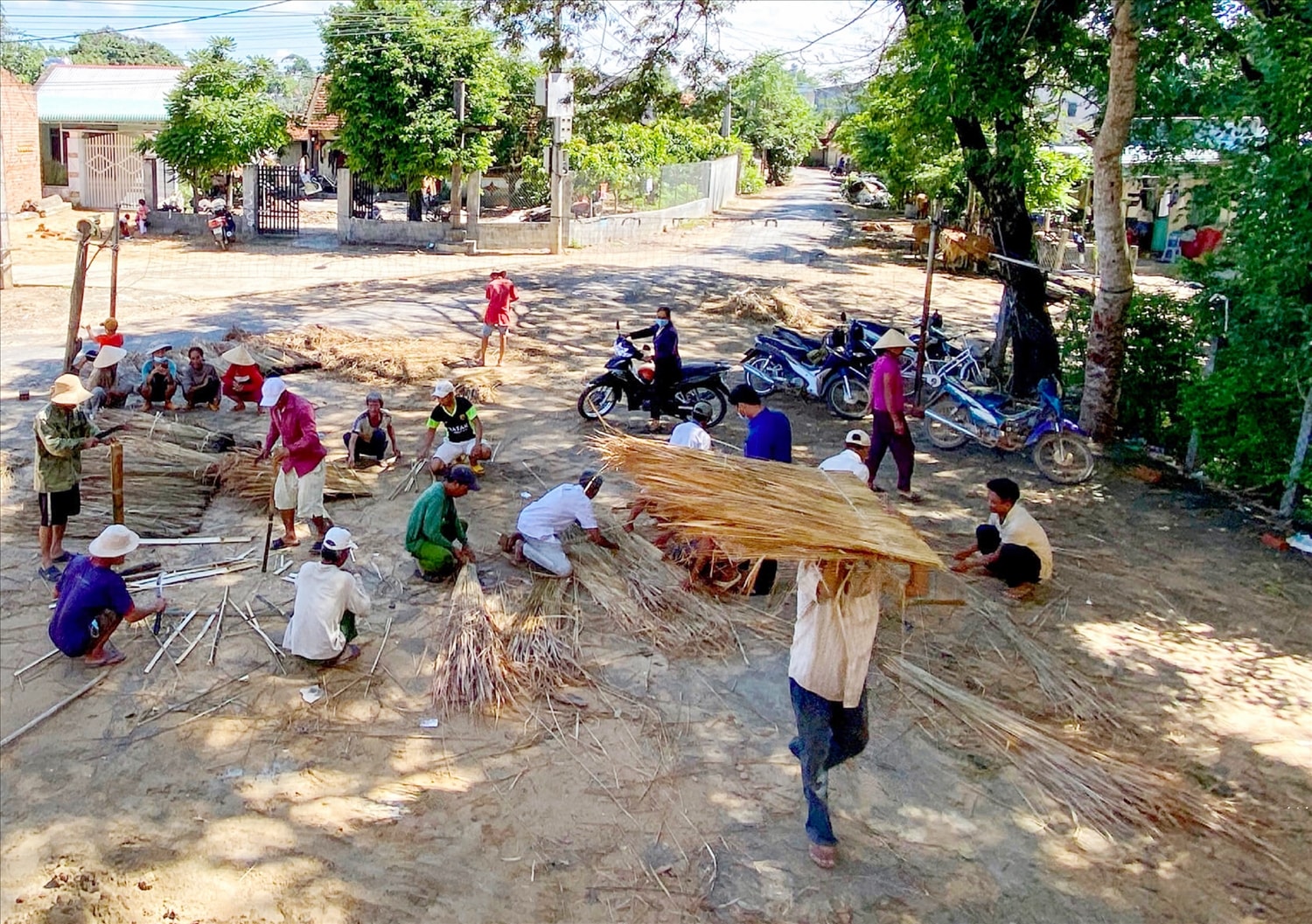 Người làng đoàn kết chung tay làm nhà Rông
