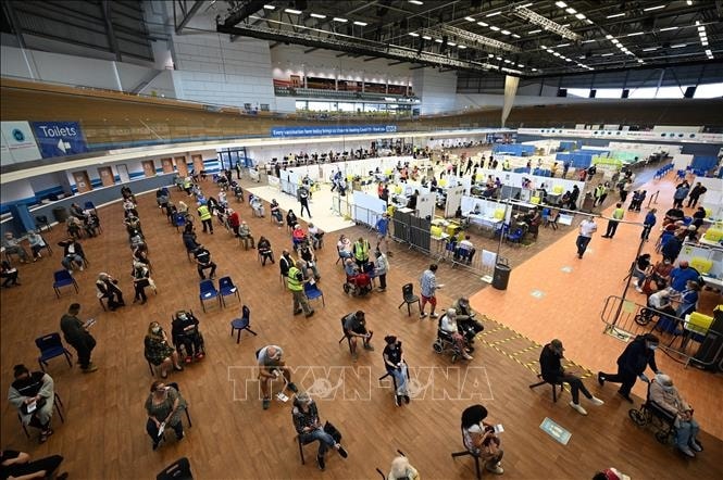 Người dân chờ tiêm vaccine ngừa COVID-19 tại Derby, Anh ngày 31/3/2021. Ảnh: AFP/TTXVN Người dân chờ tiêm vaccine ngừa COVID-19 tại Derby, Anh ngày 31/3/2021. Ảnh: AFP/TTXVN