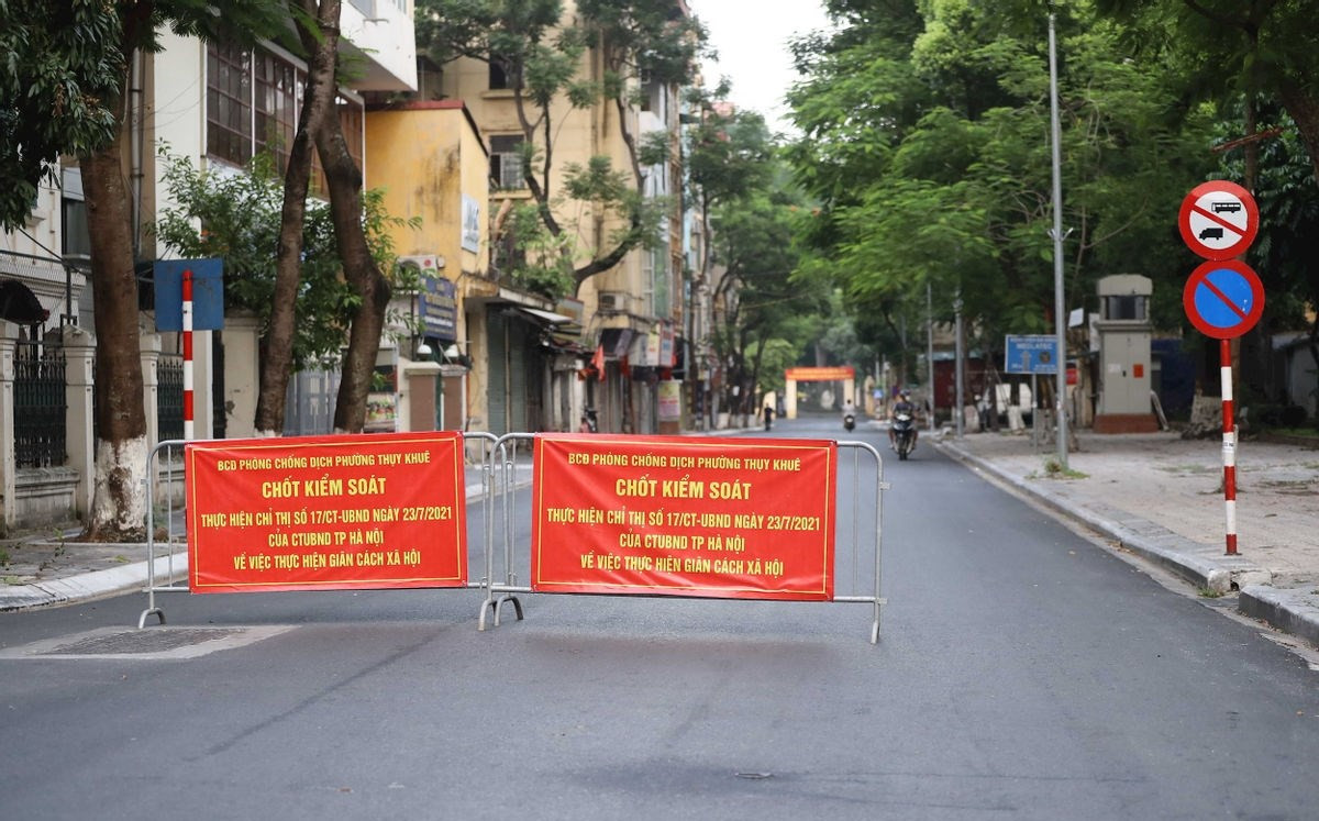 Chốt kiểm soát thực hiện Chỉ thị 17 của TP. Hà Nội về giãn cách xã hội. Ảnh internet Chốt kiểm soát thực hiện Chỉ thị 17 của TP. Hà Nội về giãn cách xã hội. Ảnh internet