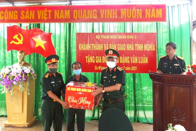 Thiếu tướng Trương Hồng Quang , Phó Tham mưu trưởng Quân khu 5 trao quà tặng gia đình ông Đặng Văn Luân