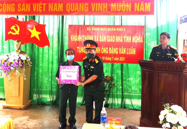 Thượng tá Trần Minh Trọng, Chính uỷ Bộ CHQS tỉnh Đắk Lắk tặng quà cho gia đình