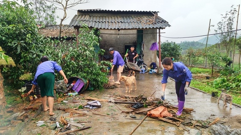 Lực lượng xung kích cùng người dân dọn dẹp sau lũ