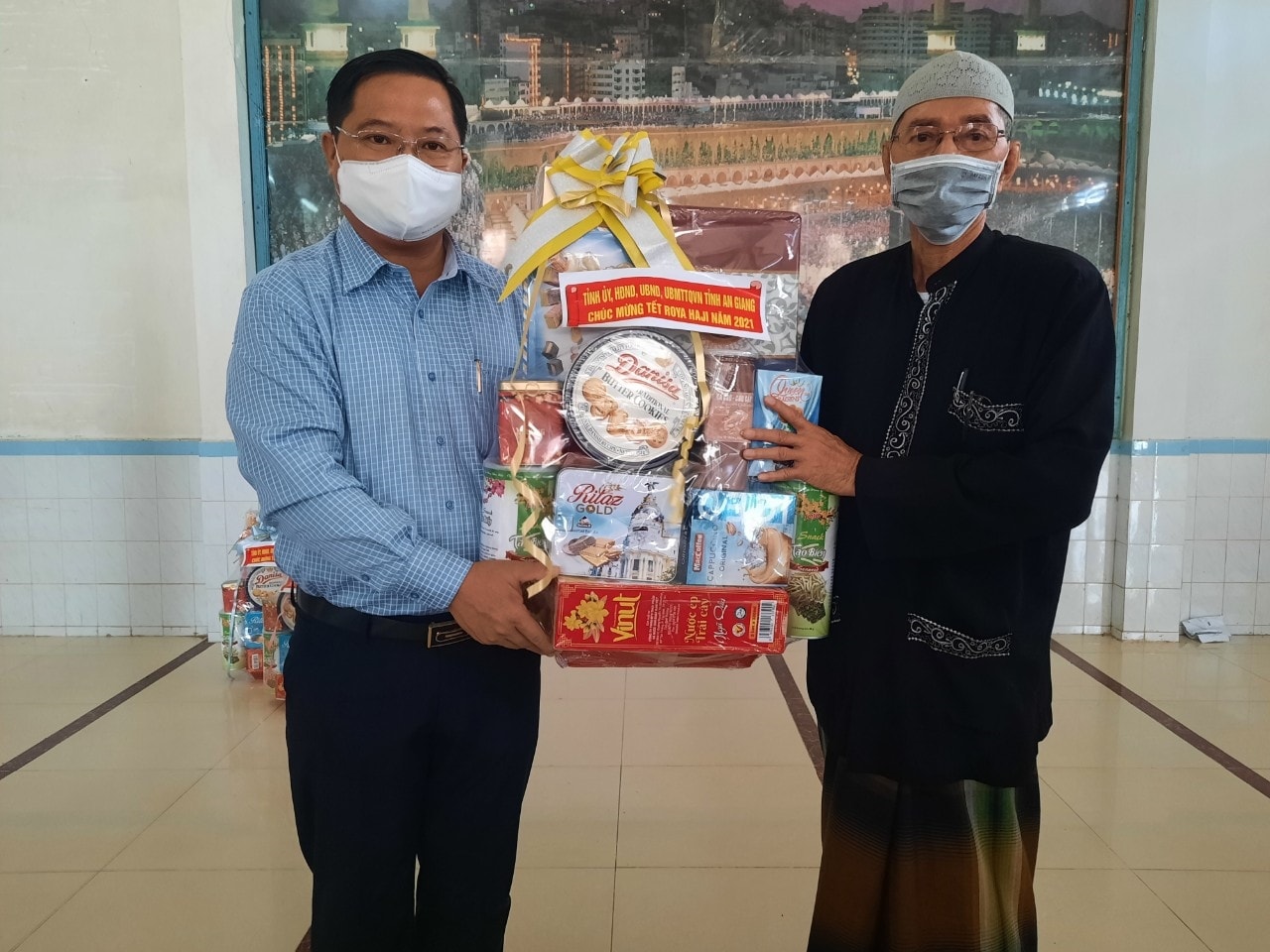 Thăm tặng quà tại Thánh đường NekMah, xã Châu Phong, thị xã Tân Châu Ngành chức năng thăm tặng quà cộng đồng Chăm tại Thánh đường NekMah, xã Châu Phong, thị xã Tân Châu