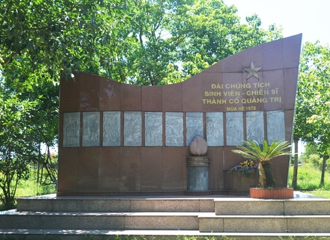 Đài tưởng niệm những sinh viên - chiến sĩ đã quên mình hy sinh trong trận 81 ngày đêm khói lửa năm 1972.