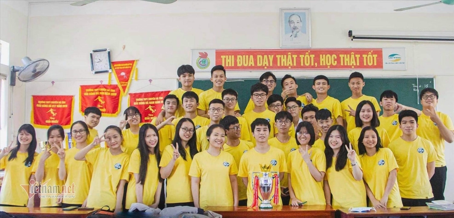 Kim Anh (hàng đầu, thứ tư từ trái qua) cùng các thành viên lớp 12 Toán 1 Trường THPT Chuyên Hà Tĩnh. Kim Anh (hàng đầu, thứ tư từ trái qua) cùng các thành viên lớp 12 Toán 1 Trường THPT Chuyên Hà Tĩnh.