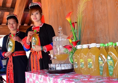 Phu nữ Dao Thanh Y giới thiệu đặc sản rượu bâu