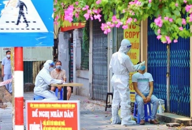 Lực lượng y tế quận Hai Bà Trưng (Hà Nội) lấy mẫu xét nghiệm cho người dân phố Tô Hiến Thành. Ảnh: Hoàng Hiếu/TTXVN