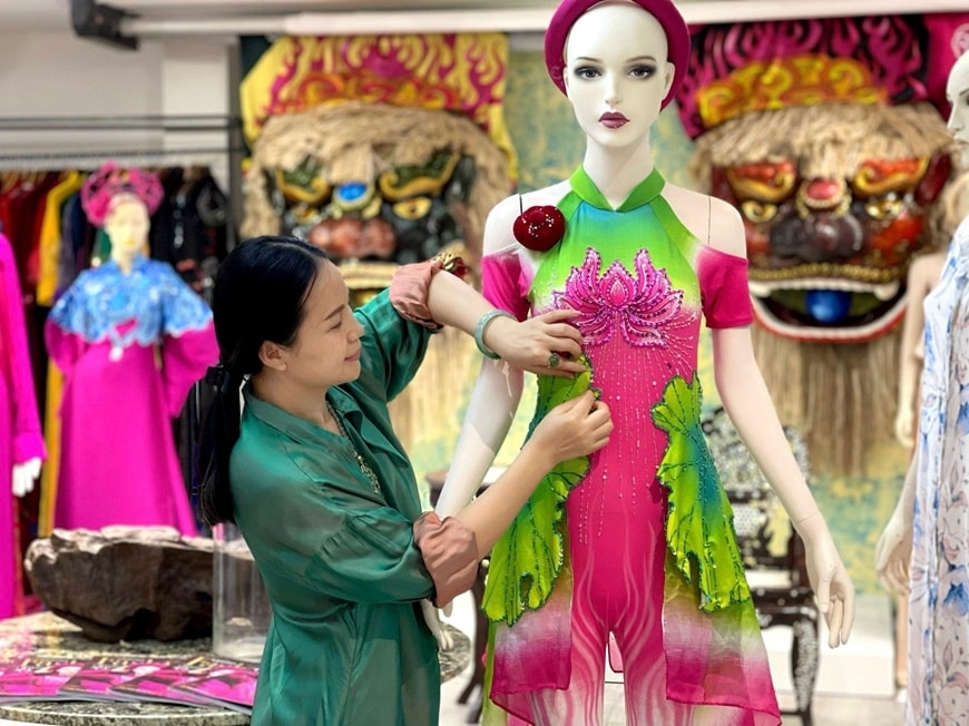 Nhà thiết kế Vũ Lan Anh đang thiết kế trang phục cho diễn viên
