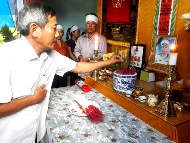Lãnh đạo xã Võ Ninh đến thắp hương tiễn biệt thiếu tá Nguyễn Xuân Tài. (Ảnh do gia đình cung cấp)
