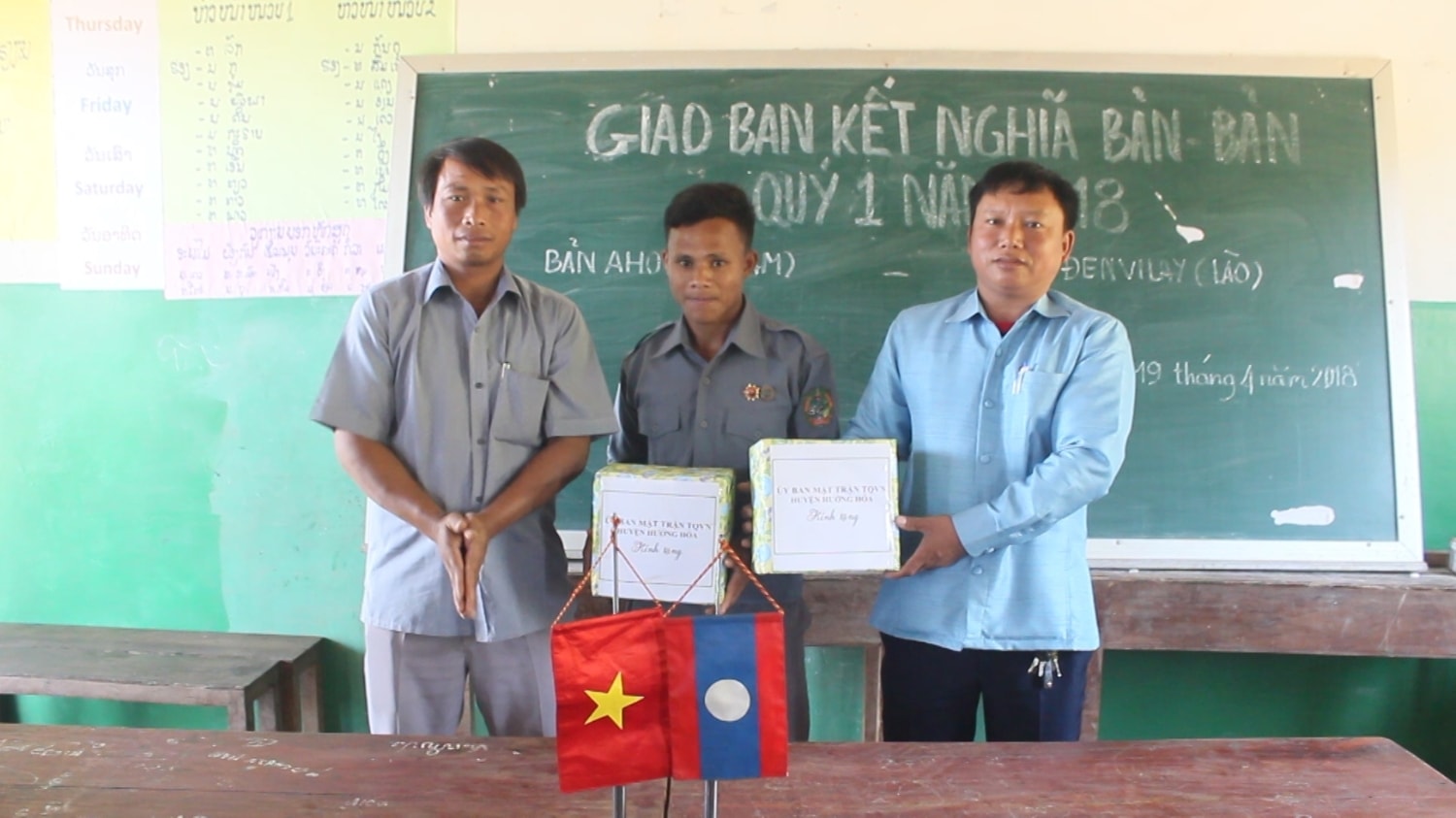 Lãnh đạo xã Thanh trao quà cho nhân dân bản Đen Vi Lay, huyện Sê Pôn, (Lào) - Ảnh chụp khi chưa có dịch Covid-19