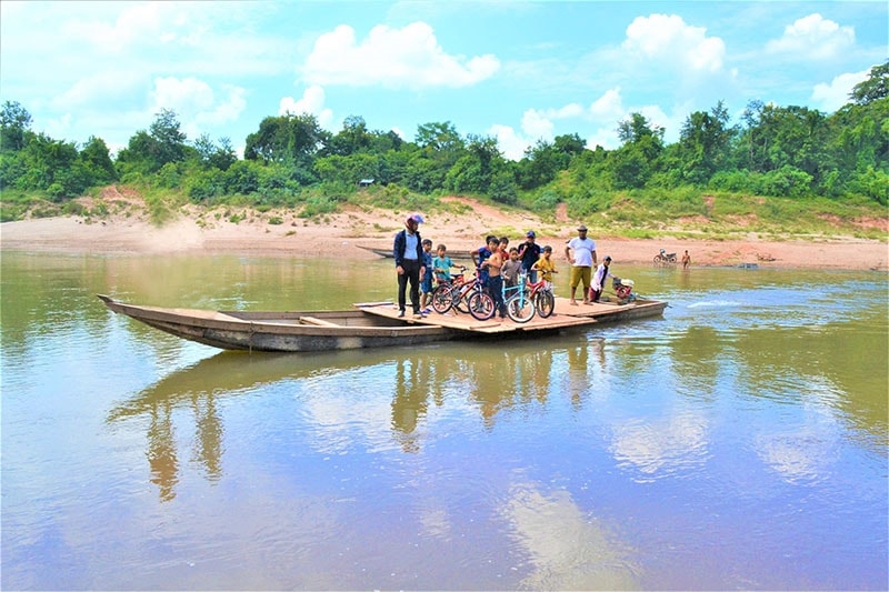 Người dân các bản thuộc hai nước Việt-Lào ở đôi bờ sông Sê Pôn thường qua lại, thăm thân trên những còn thuyền - ảnh chụp khi chưa có dịch Covid-19