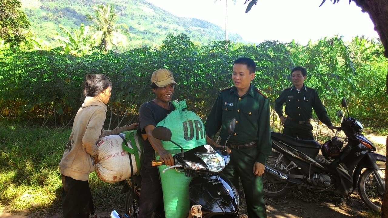 Bộ đội Biên phòng đóng trên địa bàn Xã Thuận (Hướng Hóa) trò chuyện cùng bà con Bru -Vân Kiều