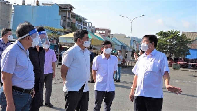 Thứ trưởng Trần Thanh Nam (thứ 3 từ phải sang) khảo sát tình hình tại các chợ đầu mối của TP. Hồ Chí Minh Thứ trưởng Trần Thanh Nam (thứ 3 từ phải sang) khảo sát tình hình tại các chợ đầu mối của TP. Hồ Chí Minh
