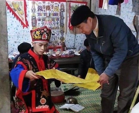 Thầy tào chủ trì đám tang (Ảnh: Nông Văn Tới)