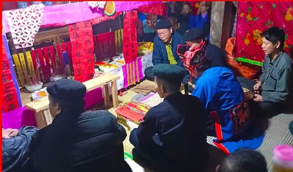 Thầy tào làm lễ  (Ảnh: Nông Văn Tới)
