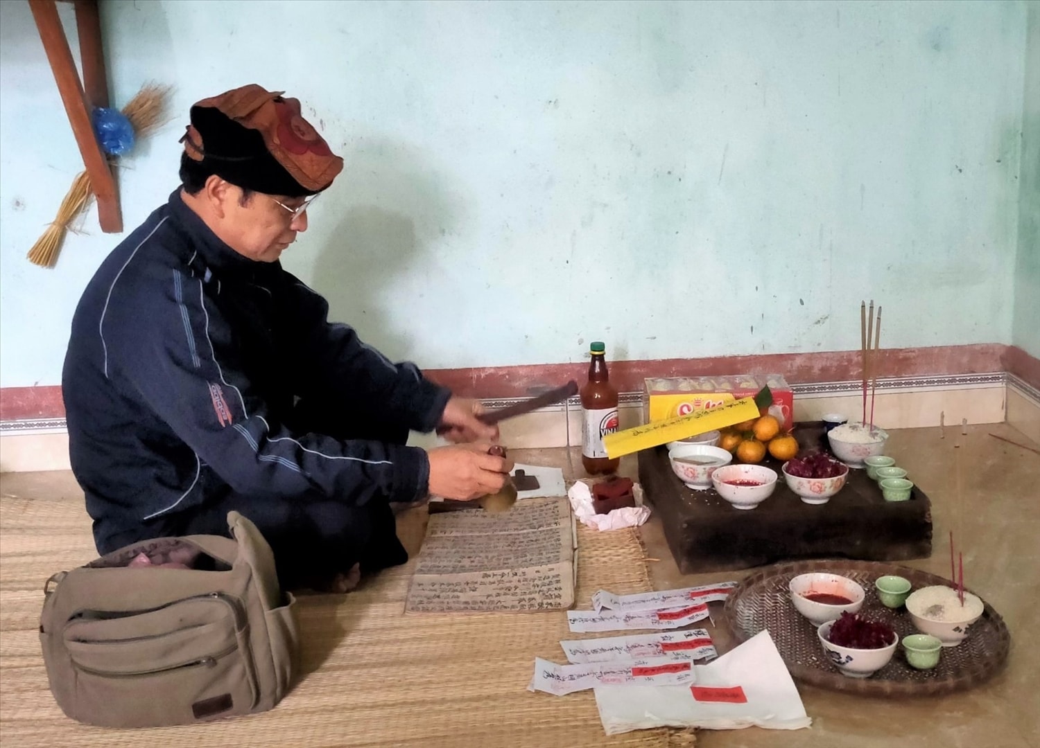 Thầy tào Hoàng Văn Điền (thôn Sơn Hồng, xã Gia Cát, huyện Cao Lộc, tỉnh Lạng Sơn) đang làm Lễ trưởng thành