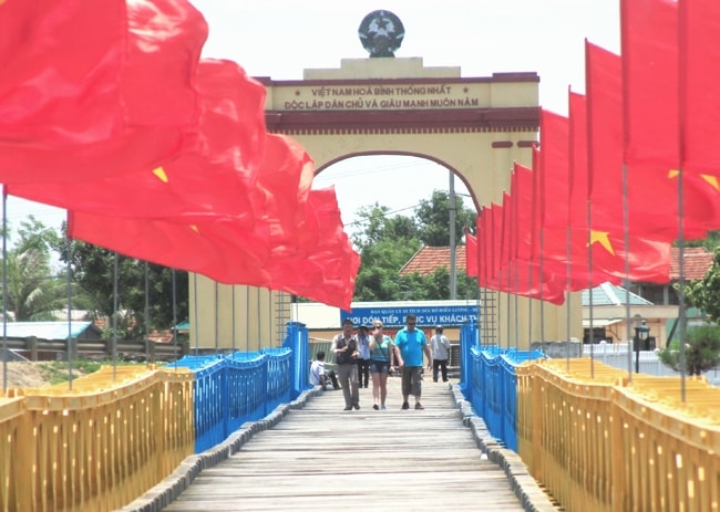 Rất nhiều người nước ngoài đến cầu Hiền Lương để tham quan