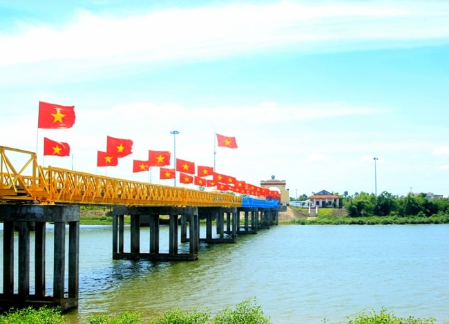 Cầu Hiền Lương được phục dựng như nguyên bản, một chứng tích lịch sử bi thương nhưng rất đỗi hào hùng