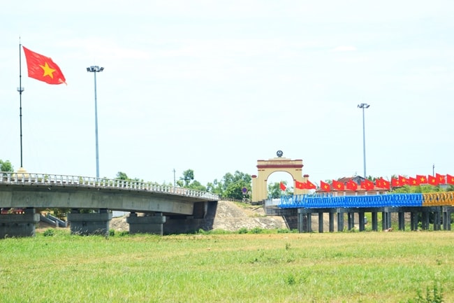 Cầu Hiền Lương mới (trái) và cũ (phải)