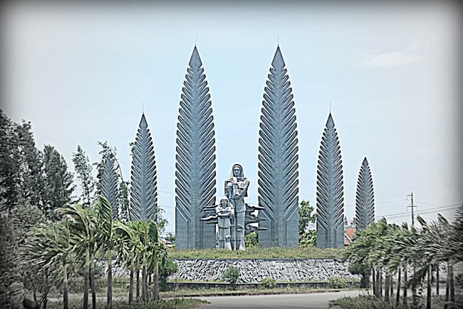 Tượng đài “Khát vọng thống nhất” bên bờ Nam