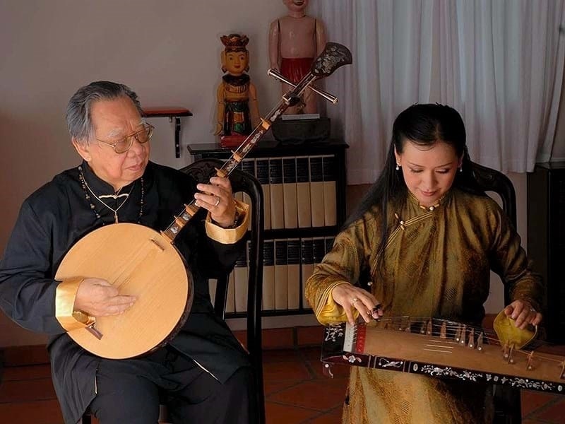 Cố Giáo sư-Tiến sĩ Trần Văn Khê cùng NSƯT Hải Phượng hòa đàn tại tư gia của Giáo sư Khê. Ảnh: Tư liệu