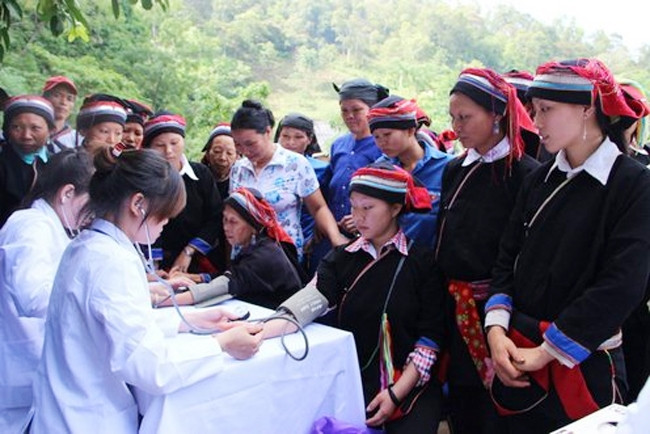 Thêm một số đối tượng vùng đồng bào DTTS và miền núi được cấp thẻ BHYT miễn phí. (Ảnh minh họa, chụp trước ngày 27/4/2021) 