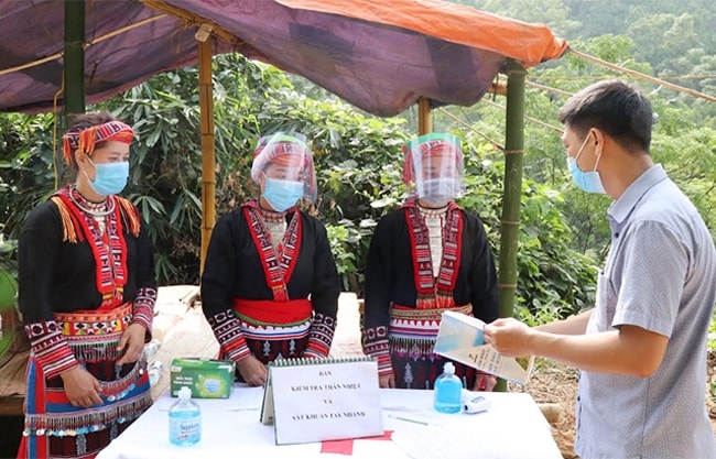 Lãnh đạo xã Ngòi A, huyện Văn Yên tuyên truyền cho người dân về chế độ, chính sách sau khi thực hiện Quyết định số 861 của Thủ tướng Chính phủ và Quyết định số 433 của Ủy ban Dân tộc 