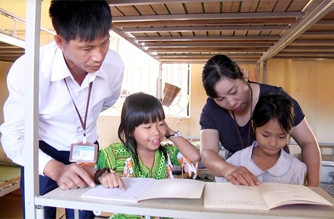 Thầy và trò Trường Tiểu học và THCS xã Kiên Thành, huyện Trấn Yên trao đổi bài sau giờ học. (Ảnh tư liệu, chụp trước ngày 27/4/2021)