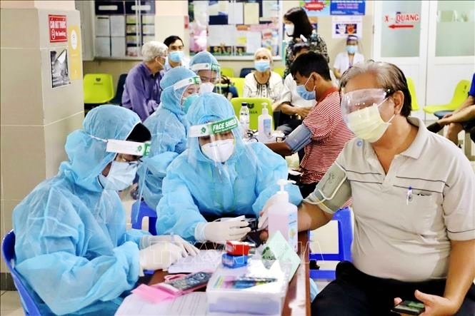Lực lượng y tế TP Hồ Chí Minh khám sàn lọc trước khi tiêm vaccine phòng COVID-19 cho người trên 65 tuổi, người mắc bệnh mãn tính, người thuộc diện chính sách, có công. Ảnh: Hồng Giang/TTXVN