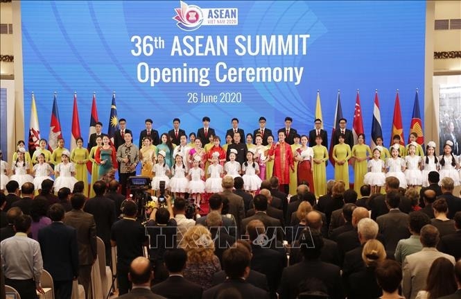 Nghi thức chào cờ ASEAN tại Lễ khai mạc Hội nghị Cấp cao ASEAN lần thứ 36, ngày 26/6/2020, tại Hà Nội Ảnh tư liệu: Trọng Đức/TTXVN Nghi thức chào cờ ASEAN tại Lễ khai mạc Hội nghị Cấp cao ASEAN lần thứ 36, ngày 26/6/2020, tại Hà Nội Ảnh tư liệu: Trọng Đức/TTXVN