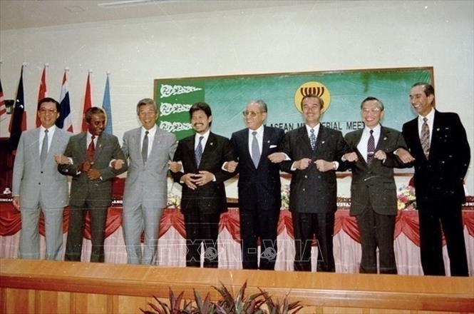 Bộ trưởng Ngoại giao Nguyễn Mạnh Cầm (thứ hai, từ phải sang), Tổng Thư ký ASEAN và các Bộ trưởng Ngoại giao ASEAN tại cuộc họp kết nạp Việt Nam trở thành thành viên chính thức thứ bảy của ASEAN, ngày 28/7/1995, tại Thủ đô Bandar Seri Begawan (Brunei). Ảnh: Trần Sơn/TTXVN Bộ trưởng Ngoại giao Nguyễn Mạnh Cầm (thứ hai, từ phải sang), Tổng Thư ký ASEAN và các Bộ trưởng Ngoại giao ASEAN tại cuộc họp kết nạp Việt Nam trở thành thành viên chính thức thứ bảy của ASEAN, ngày 28/7/1995, tại Thủ đô Bandar Seri Begawan (Brunei). Ảnh: Trần Sơn/TTXVN