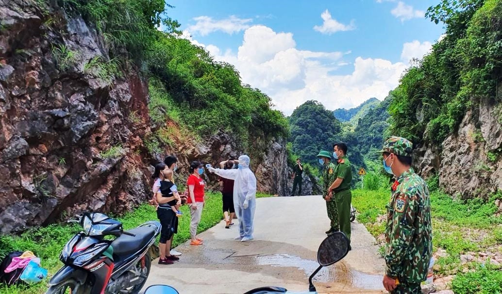 Công dân nhập cảnh trái phép vào địa bàn xã Sơn Vĩ, huyện Mèo Vạc bị lực lượng chức năng phát hiện và đưa vào khu cách ly theo quy định