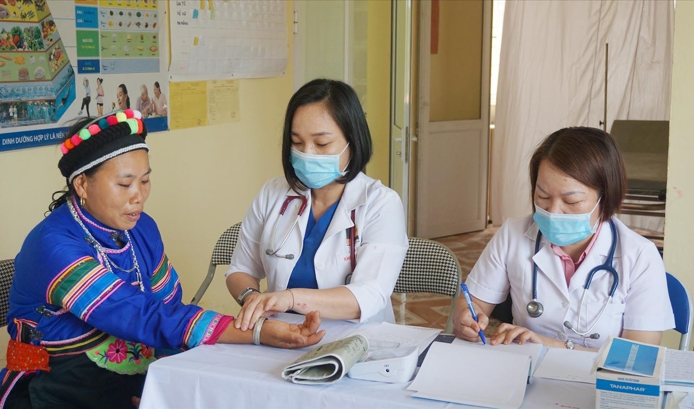 Cần tăng cường tuyên truyền, vận động để người dân hiểu và tham gia mua BHYT tự nguyện bảo đảm quyền lợi KCB cho bà con (ảnh chụp trước ngày 27/4) Cần tăng cường tuyên truyền, vận động để người dân hiểu và tham gia mua BHYT tự nguyện bảo đảm quyền lợi KCB cho bà con (ảnh chụp trước ngày 27/4)